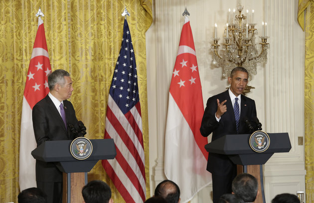 US President Barack Obama (R) and Prime Minister Lee Hsien Loong of Singapore hold a joint news conference after their meeting at the White House in Washington,DC on August 2, 2016. / AFP / YURI GRIPAS (Photo credit should read YURI GRIPAS/AFP/Getty Images)
