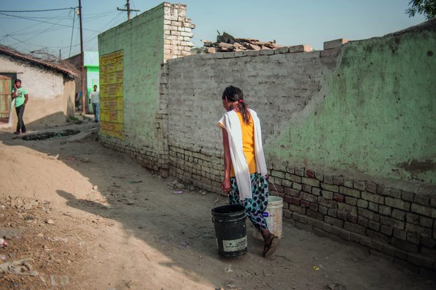 Kajal Gautam 16 on her way to collect water. Nihura Basti, Kanpur. way back after collecting water. Nihura Basti, Kanpur.