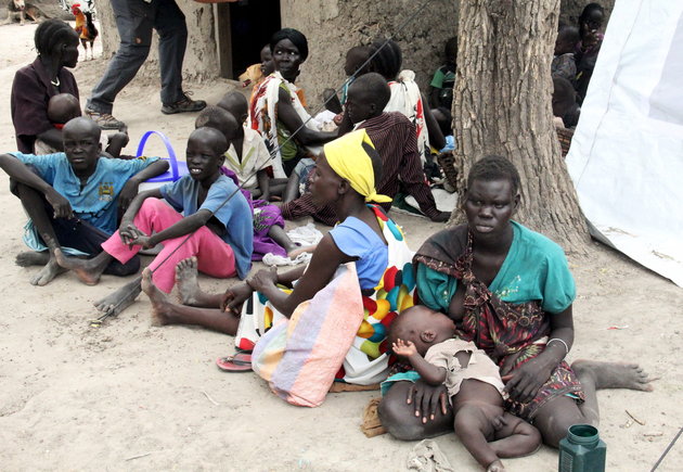 Residents displaced due to the recent fighting between government and rebel forces in the Upper Nile capital Malakal wait at a World Food Program (WFP) outpost where thousands have taken shelter in Kuernyang Payam, South Sudan May 2, 2015. REUTERS/Denis Dumo TEMPLATE OUT