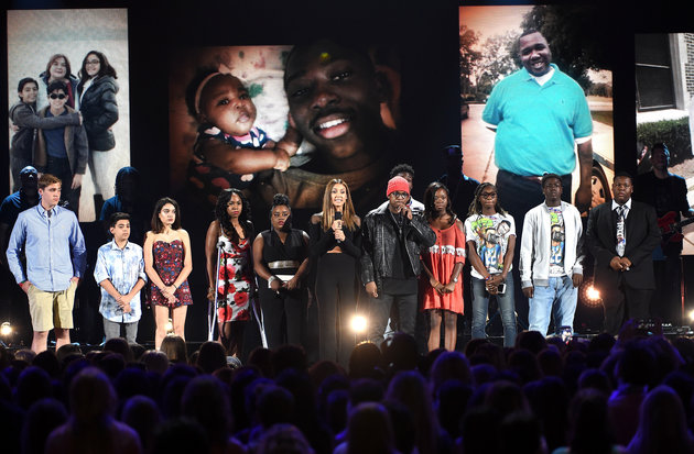 INGLEWOOD, CA - JULY 31: Actress Jessica Alba and recording artist Ne-Yo (C) speak out against gun violence with victims and victims' families of gun violence attacks onstage during Teen Choice Awards 2016 at The Forum on July 31, 2016 in Inglewood, California. (Photo by Kevin Winter/Getty Images)